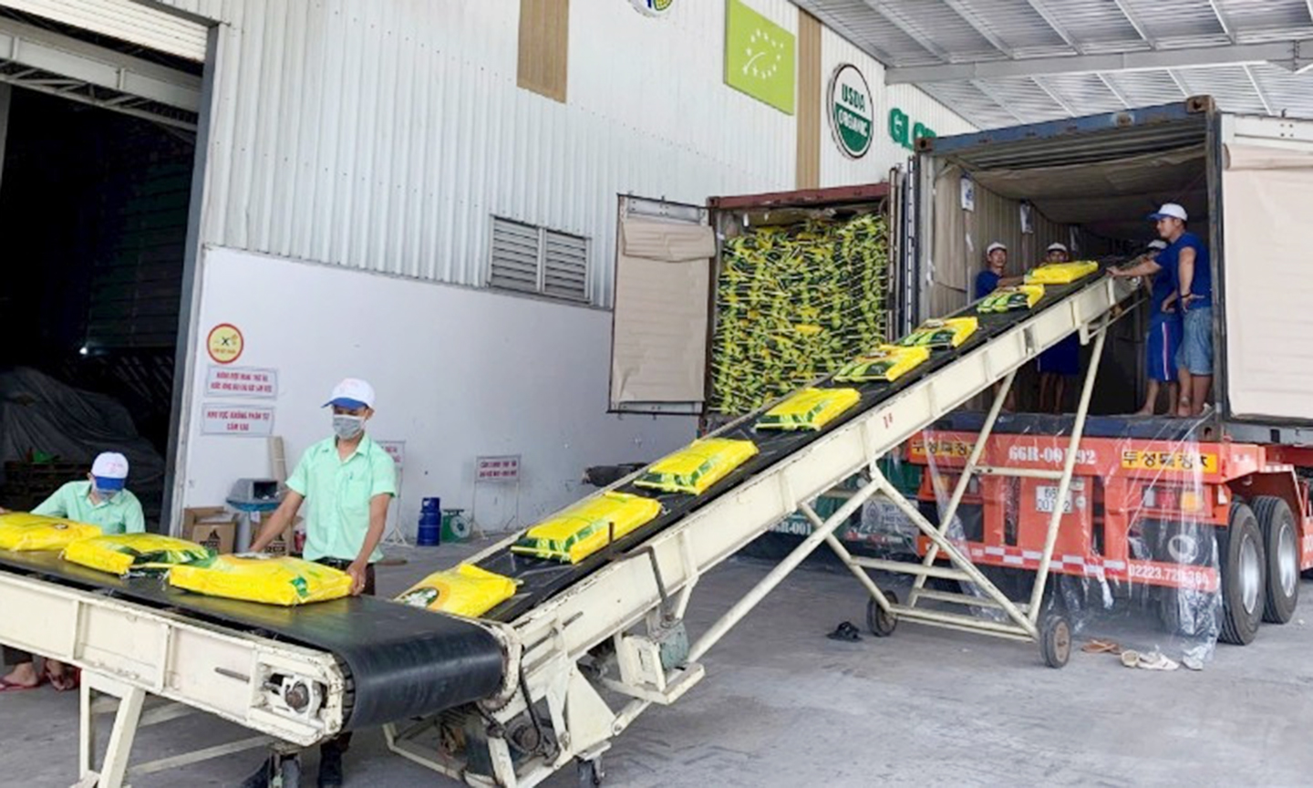 Dây chuyền đóng gói gạo xuất khẩu của Công ty cổ phần Nông nghiệp công nghệ cao Trung An, thành phố Cần Thơ. (Ảnh: MINH ANH)