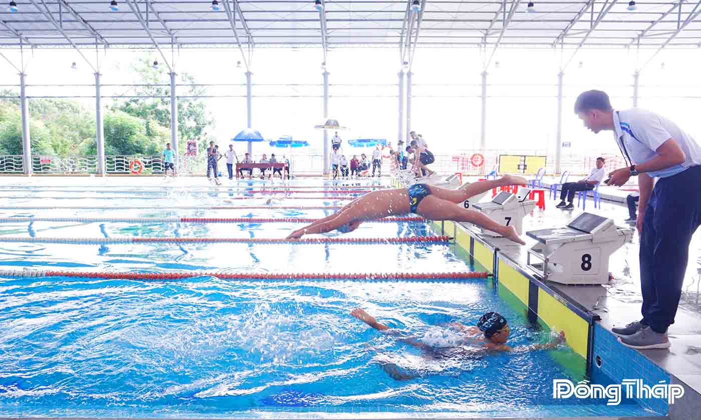 Các vận động viên tranh tài nội dung bơi tiếp sức tại hội thi.