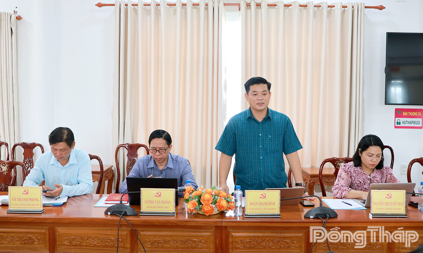 Bí thư Đảng ủy xã Tháp Mười Đoàn Thanh Bình thông tin về tình hình thực hiện công tác tuyên giáo và dân vận của xã.