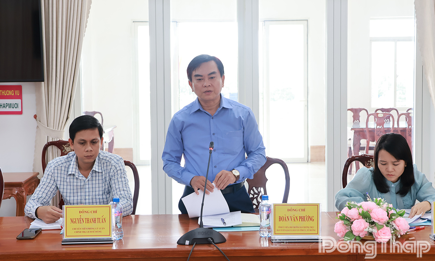 Đồng chí Đoàn Văn Phương, Phó Trưởng Ban Thường trực Ban Tuyên giáo và Dân vận Tỉnh uỷ phát biểu tại buổi làm việc.