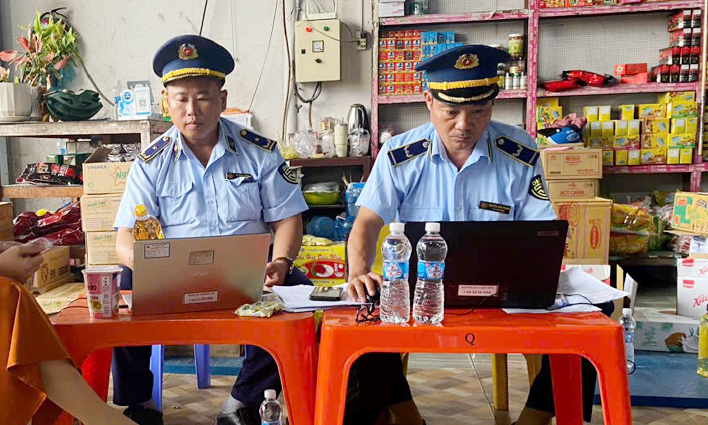 Lực lượng QLTT lập biên bản vi phạm hành chính.