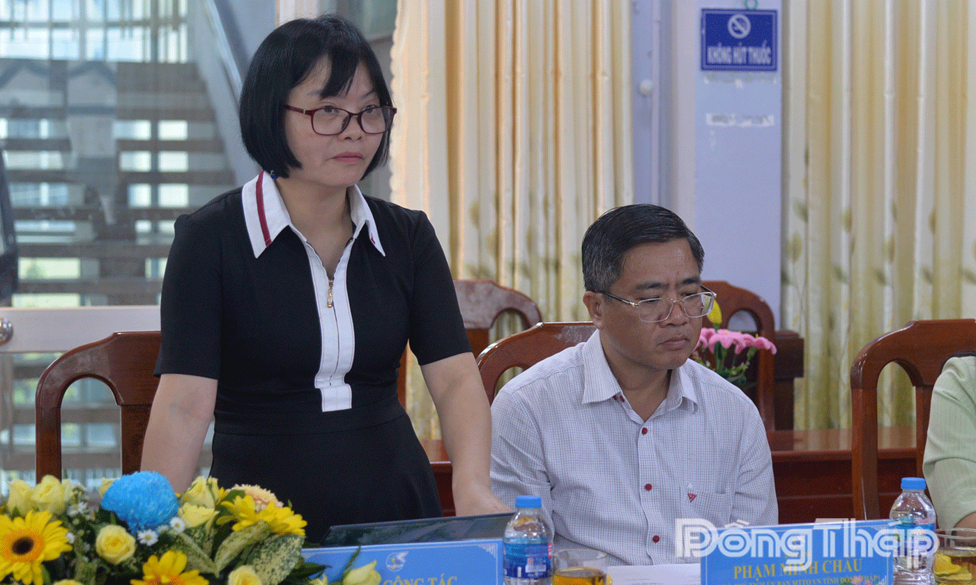 Các thành viên trong đoàn công tác phát biểu tại buổi làm việc.