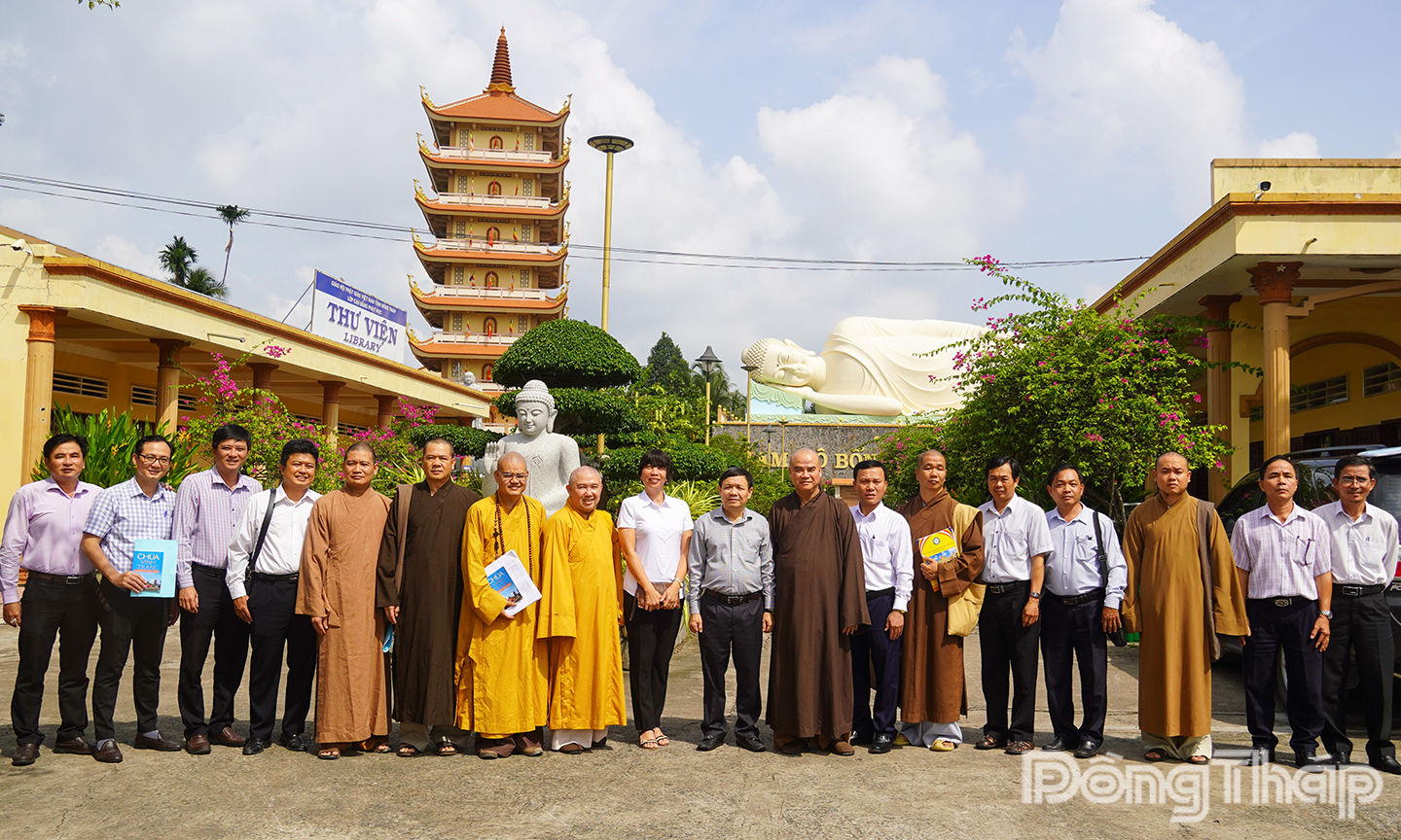 Đoàn công tác chụp ảnh lưu niệm với đại diện Ban Trị sự Giáo hội Phật giáo Việt Nam tỉnh tại Chùa Vĩnh Tràng.