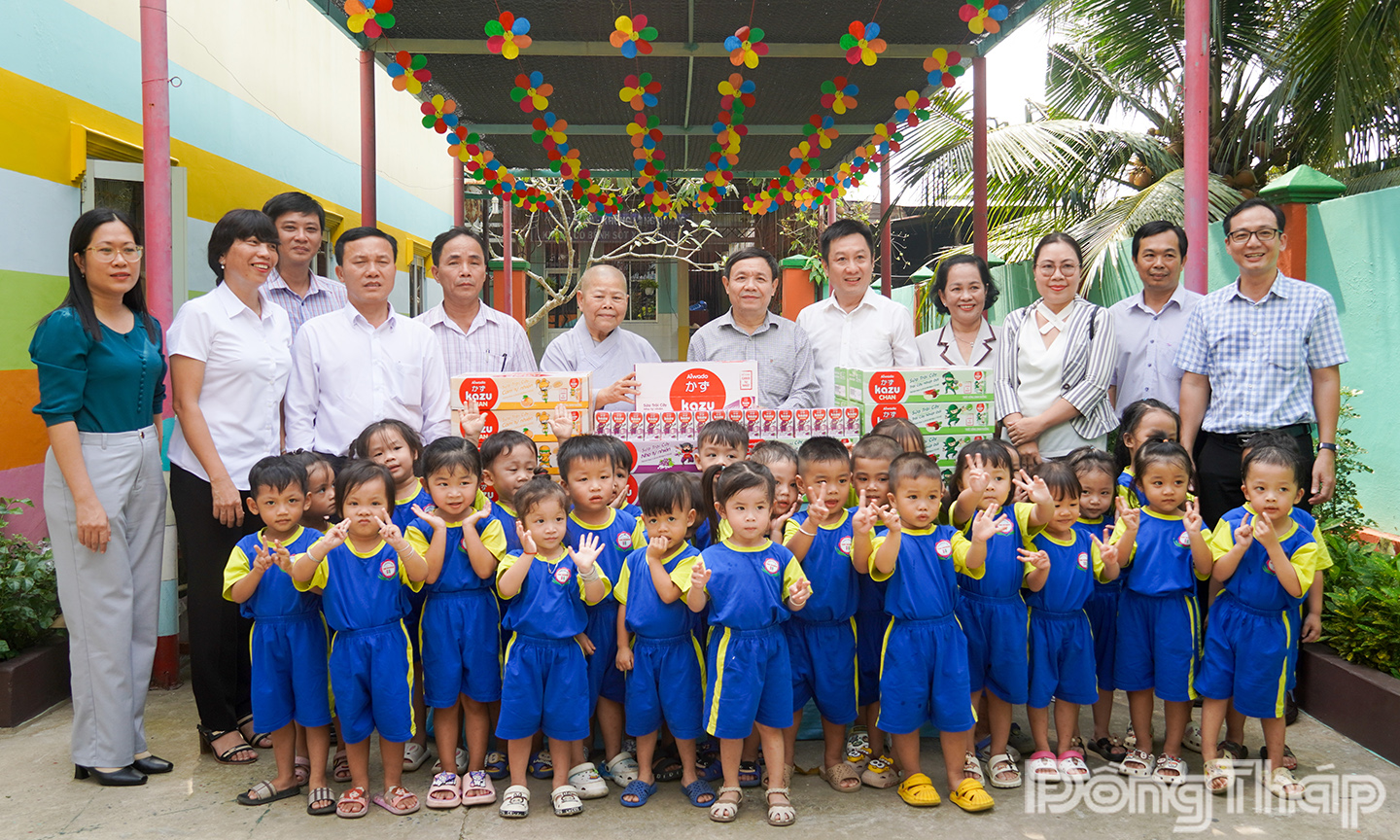 Đồng chí Phan Văn Thắng, Phó Bí thư Tỉnh ủy, Chủ tịch Ủy ban Mặt trận Tổ quốc Việt Nam tỉnh Đồng Tháp (thứ 6, từ phải sang) tặng quà cho học sinh Trường Mầm Non Tịnh Nghiêm.