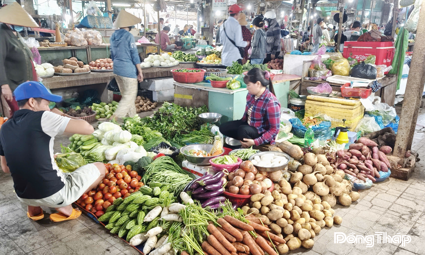 Giá nhiều mặt hàng rau củ tại chợ tăng đến 50%.