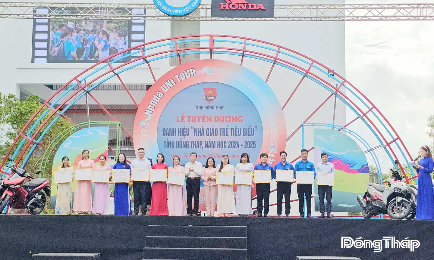 Cô Lan Ngọc (thứ 6 từ trái sang) nhận danh hiệu “Nhà giáo trẻ tiêu biểu” tỉnh Đồng Tháp  năm 2024 - 2025