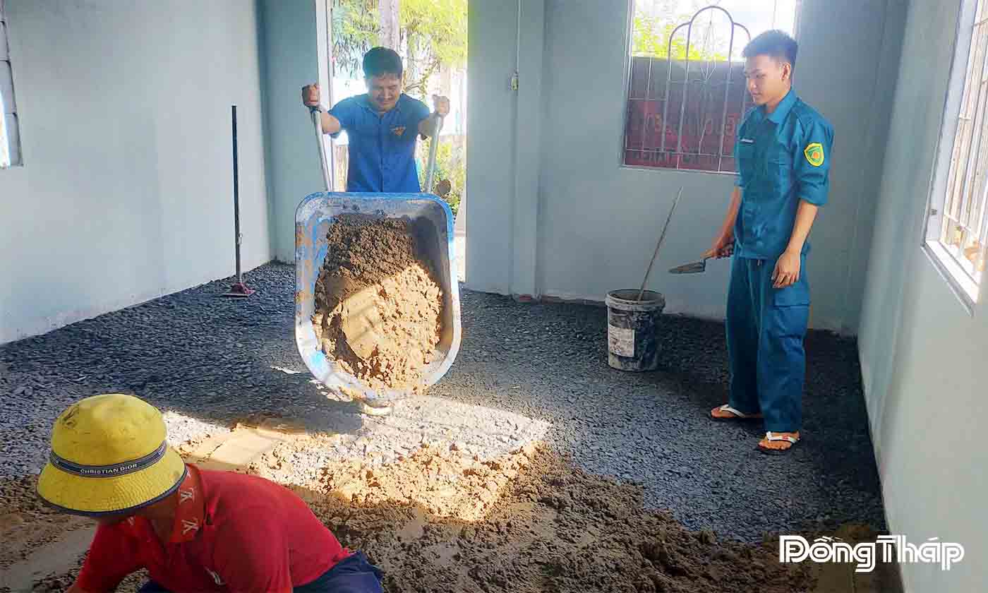 Đoàn viên thanh niên hỗ trợ ngày công xây dựng nhà cho hộ bà Trần Thị Hường, ấp Thạnh Lợi