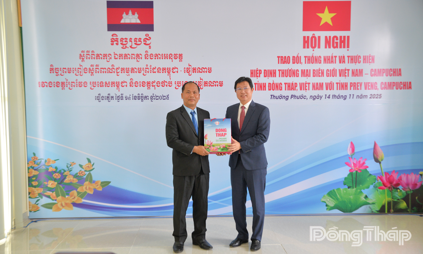 Đồng chí Huỳnh Minh Tuấn tặng quà cho ngài Pich Sotharoth.