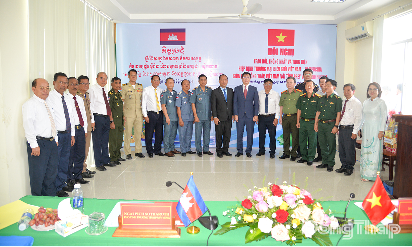 Đại biểu 2 tỉnh chụp ảnh lưu niệm.