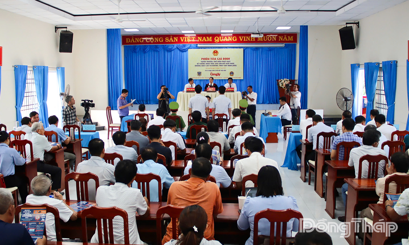 Quang cảnh phiên tòa giả định tại xã Long Hải.