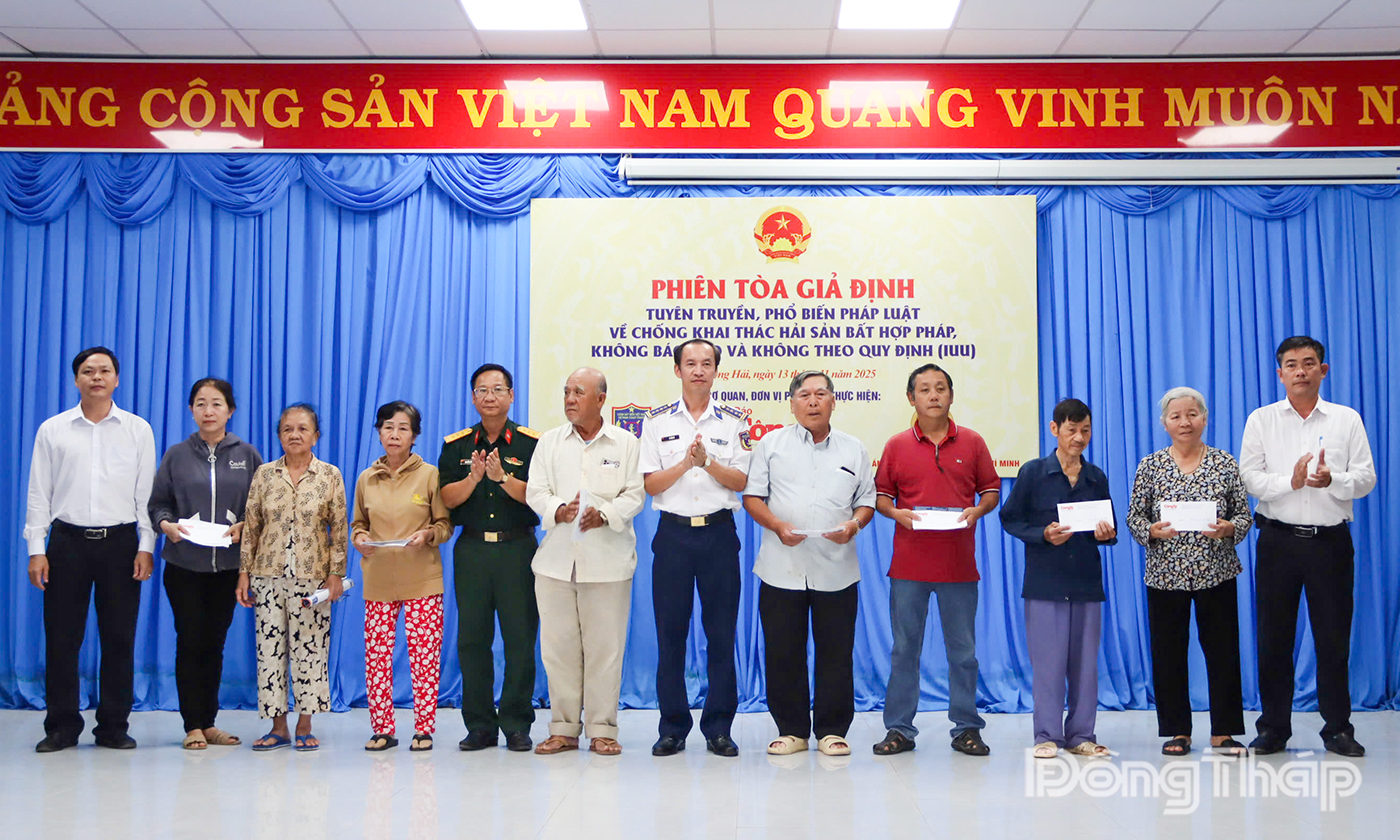 Tặng quà cho gia đình chính sách tại xã Long Hải.