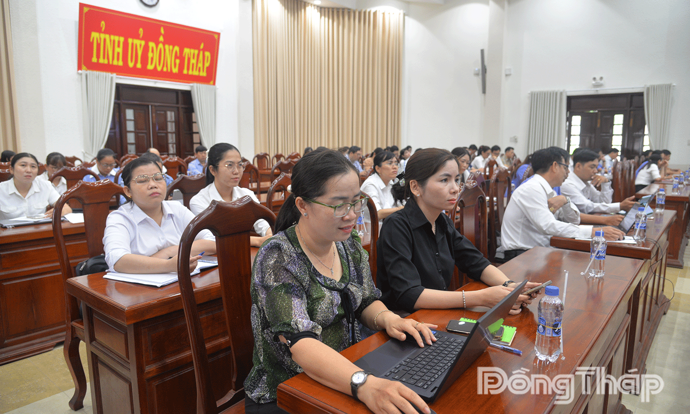 Đại biểu tham dự tập huấn trực tiếp tại Hội trường Tỉnh ủy.