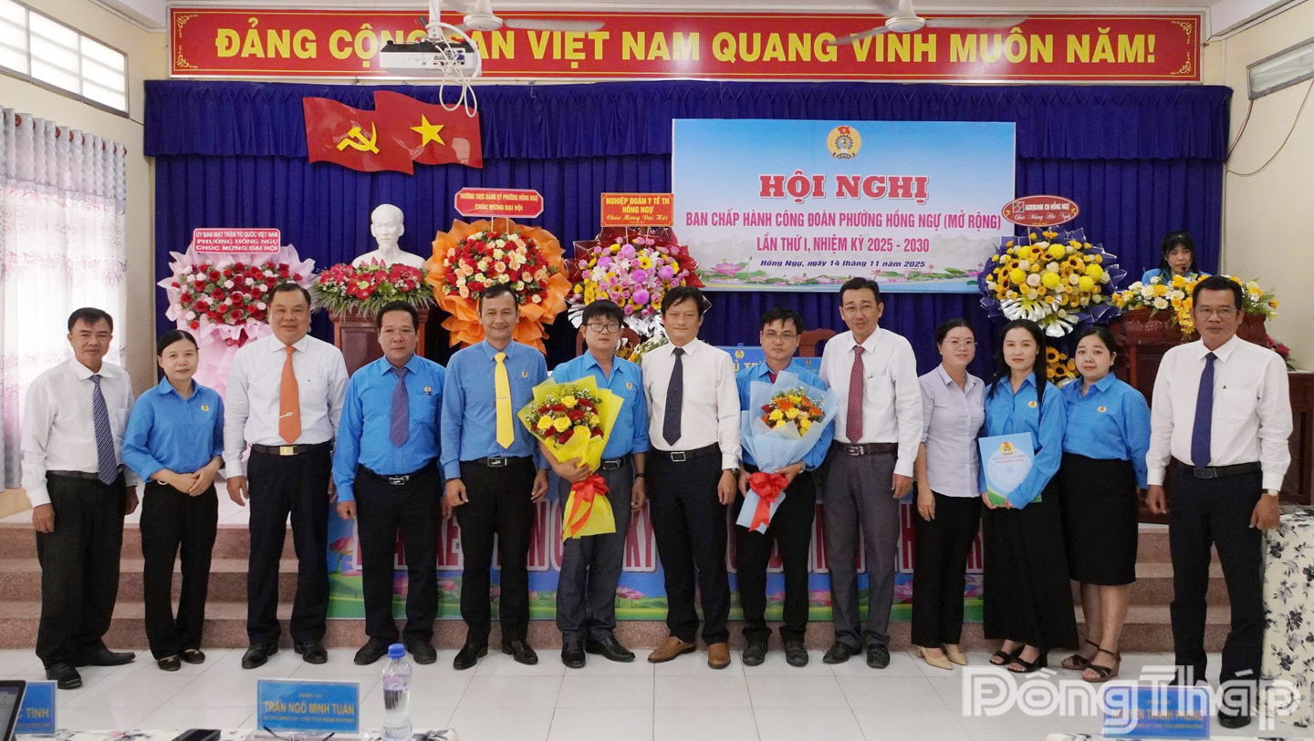 Lãnh đạo phường Hồng Ngự tặng hoa chúc mừng Ban Chấp hành Công đoàn phường lần thứ I, nhiệm kỳ 2025 - 2030.