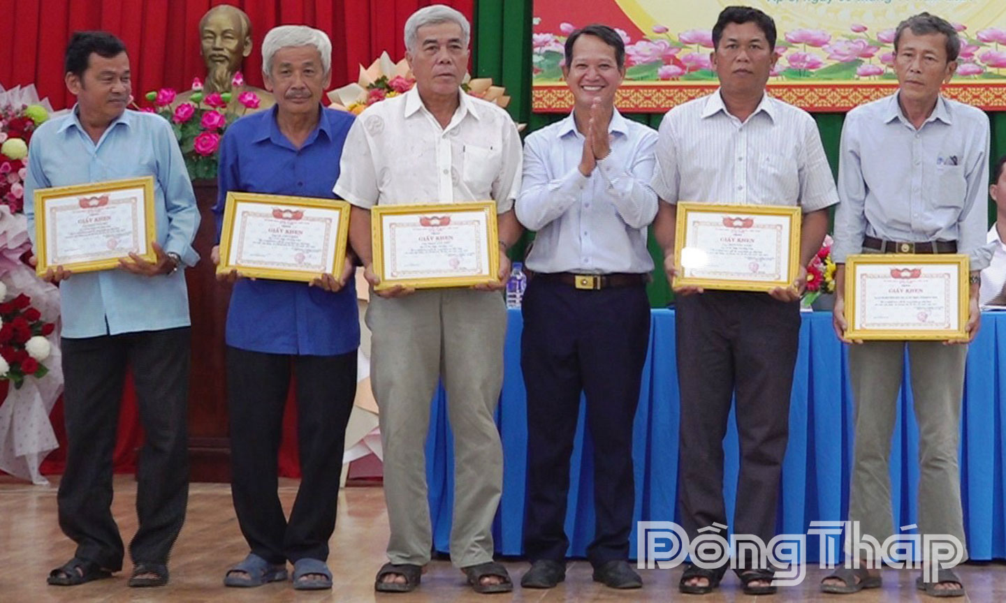 Ông Đặng Văn Toàn, Chủ tịch Ủy ban MTTQ xã Mỹ Thiện tặng Giấy khen cho các cá nhân có thành tích xuất sắc