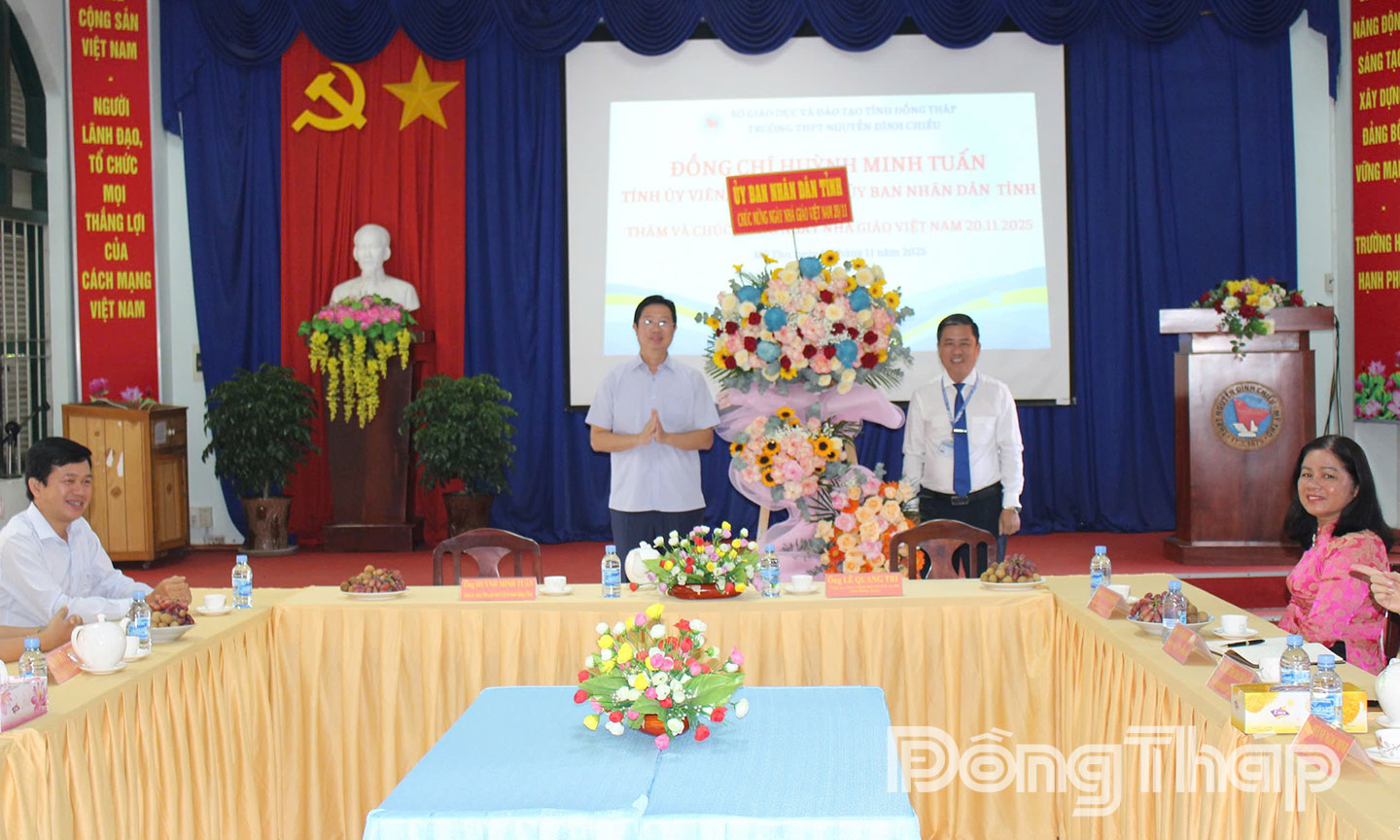 đồng chí Huỳnh Minh Tuấn chúc mừng ngày nhà giáo Việt Nam tại trường trung học phổ thông Nguyễn đình chiểu