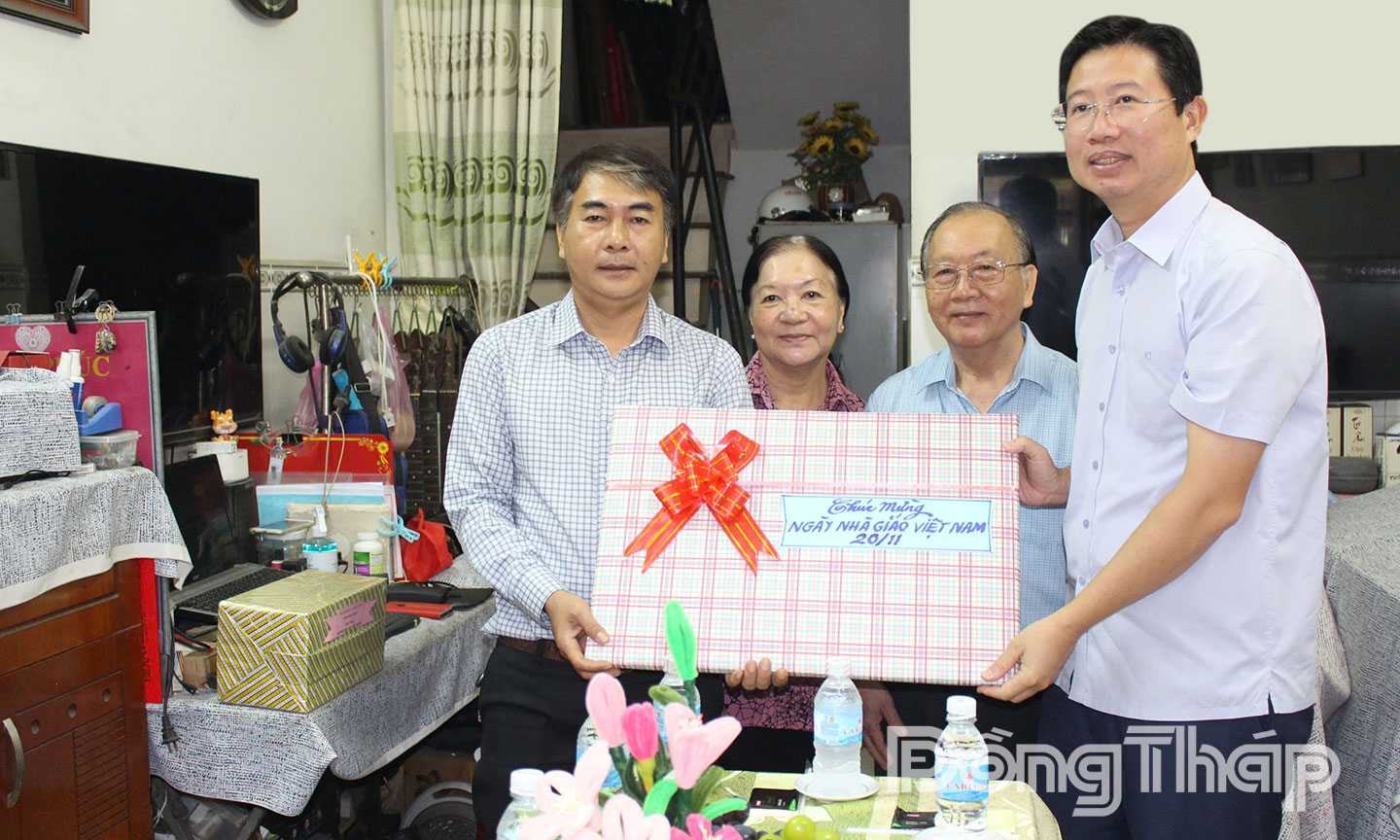  đồng chí Huỳnh Minh Tuấn, chúc mừng thầy Lê Uy Phong. Giáo viên trường trung học cơ sở Lê ngọc hân