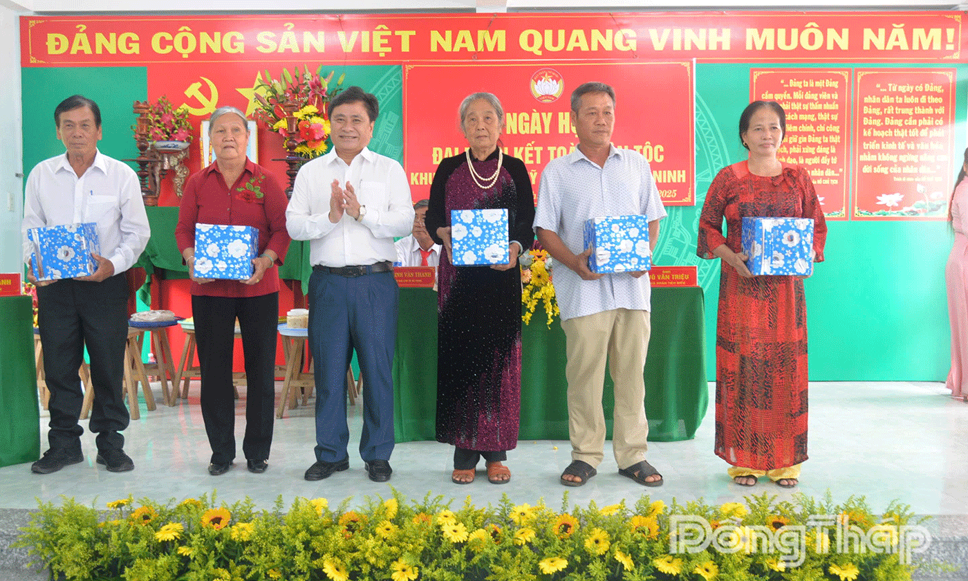 Đồng chí Trần Văn Dũng, Ủy viên Ban Thường vụ Tỉnh ủy, Phó Chủ tịch Thường trực UBND tỉnh dự Ngày hội Đại đoàn kết toàn dân tộc và trao quà cho các hộ dân tiêu biểu của ấp.