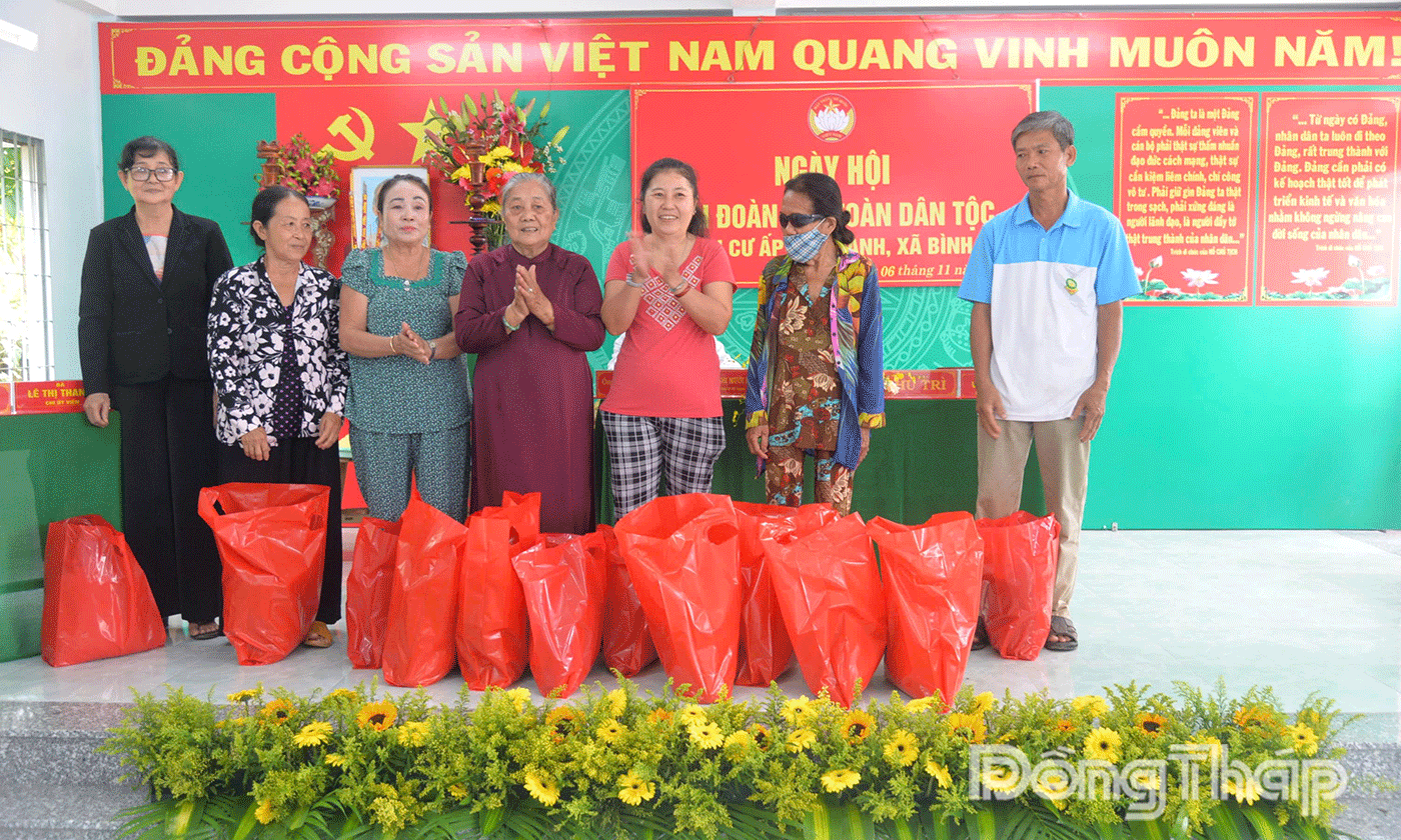Bà Nguyễn Thị Mười Hai, Bí thư chi bộ kiêm Trưởng ấp tặng quà cho các hộ dân có hoàn cảnh khó khăn.