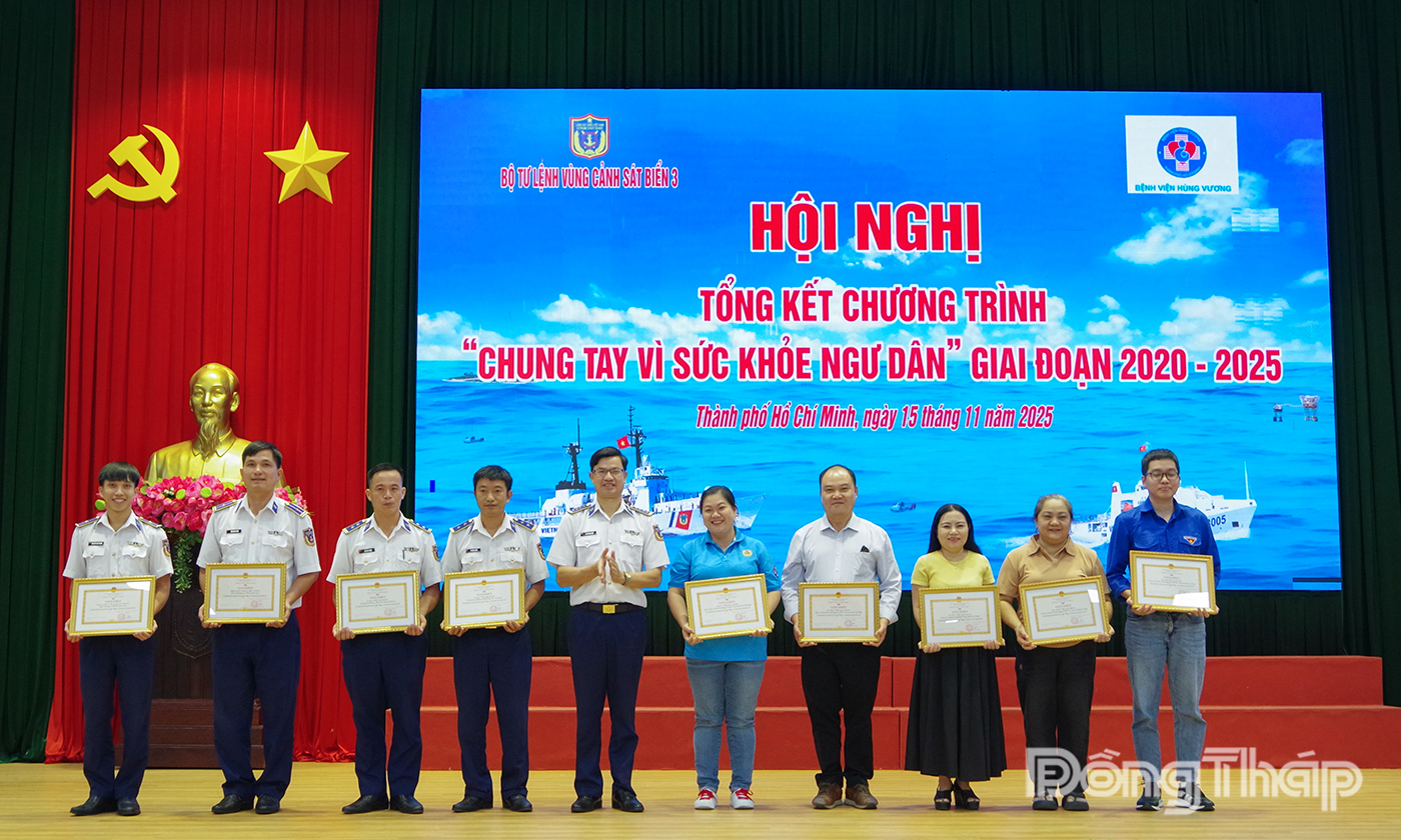 Đại tá Cao Xuân Quận, Phó Chính ủy Bộ Tư lệnh vùng CSB 3 trao thưởng cho các cá nhân đạt thành tích tốt chương trình