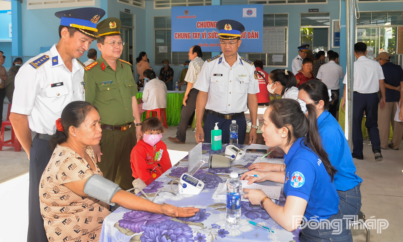 Bộ Tư lệnh Vùng Cảnh sát biển 3 phối hợp với Bệnh viện Hùng Vương khám bệnh, tư vấn sức khỏe, phát thuốc miễn phí cho người dân xã Gia Thuận, tỉnh Đồng Tháp.