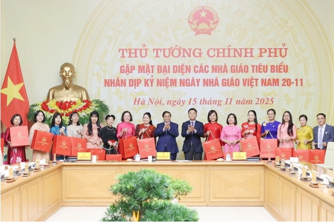 Thủ tướng Phạm Minh Chính, Phó Thủ tướng Lê Thành Long và các thầy, cô giáo tại buổi gặp mặt. Ảnh: VGP