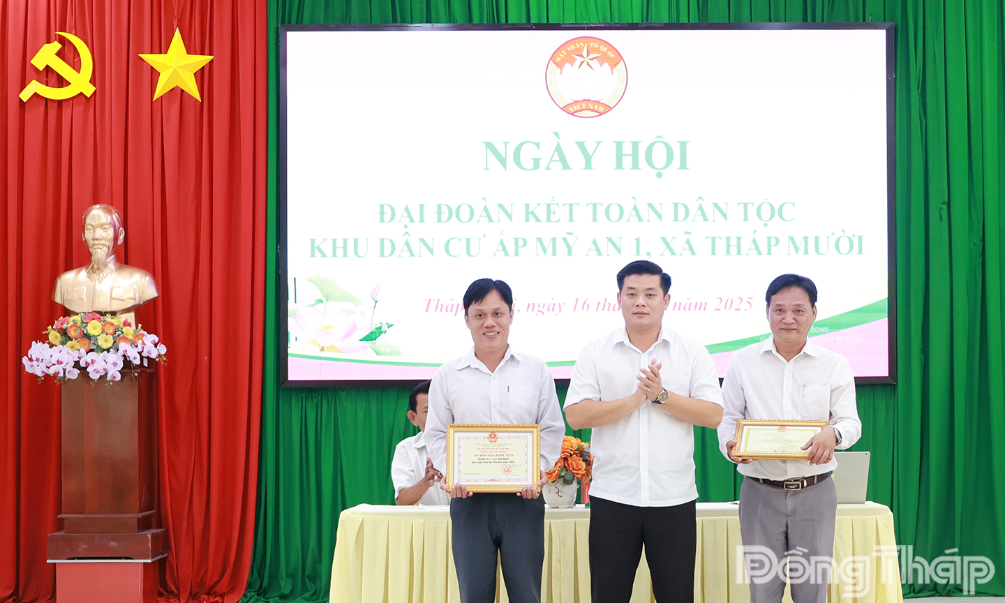 Đồng chí Đoàn Thanh Bình, Bí thư Đảng ủy xã Tháp Mười trao quyết định công nhận Ấp Văn hóa và Gia đình văn hóa cho Ban Công tác Mặt trận ấp Mỹ An 1.