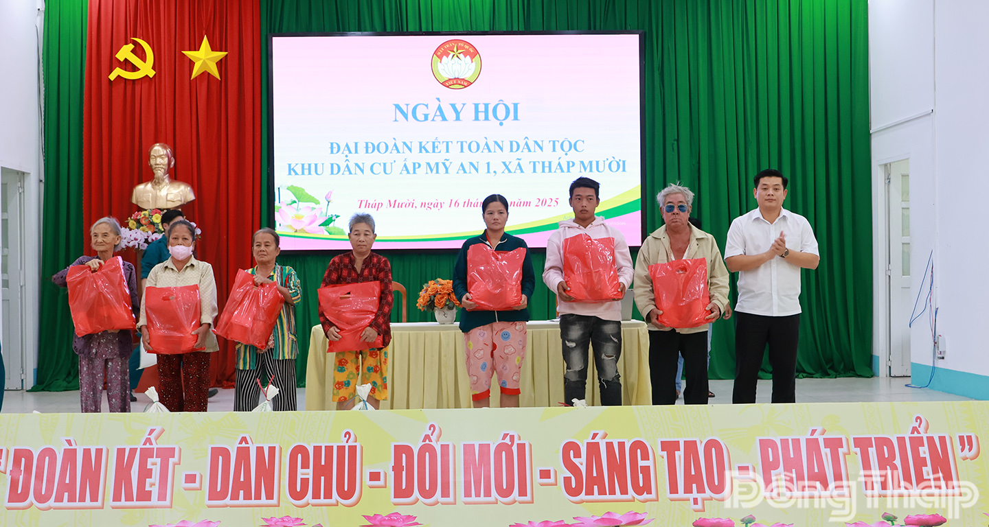 Trao quà cho gia đình có hoàn cảnh khó khăn nhân Ngày hội.