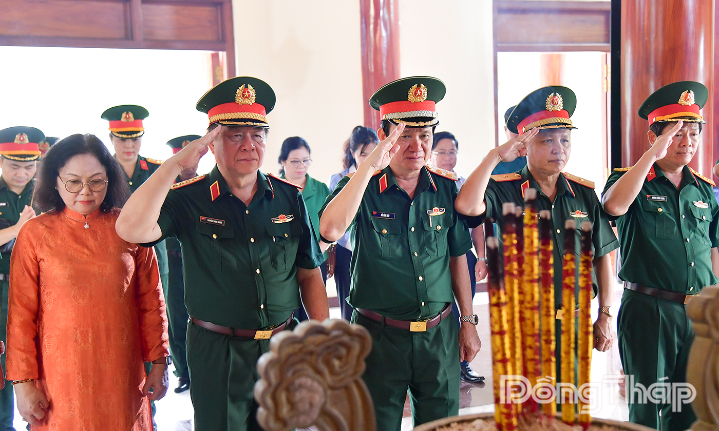Đoàn công tác dâng hương, dâng hoa tại Đền thờ liệt sĩ Gò Công.