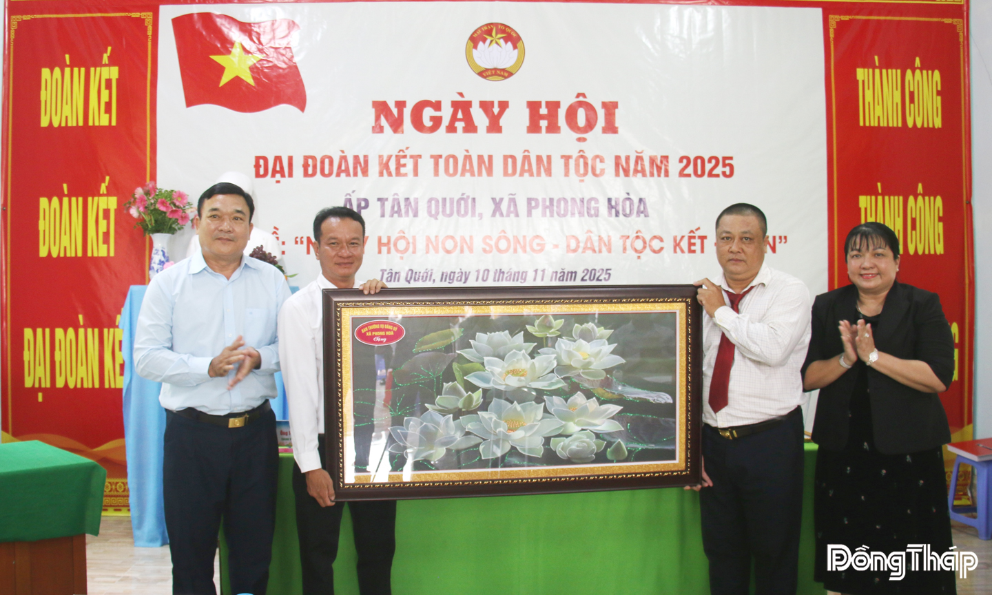 Tại Ngày hội Đại đoàn kết toàn dân tộc, lãnh đạo Đảng ủy xã Phong Hòa tặng quà cho Ban Nhân dân ấp Tân Quới. 
