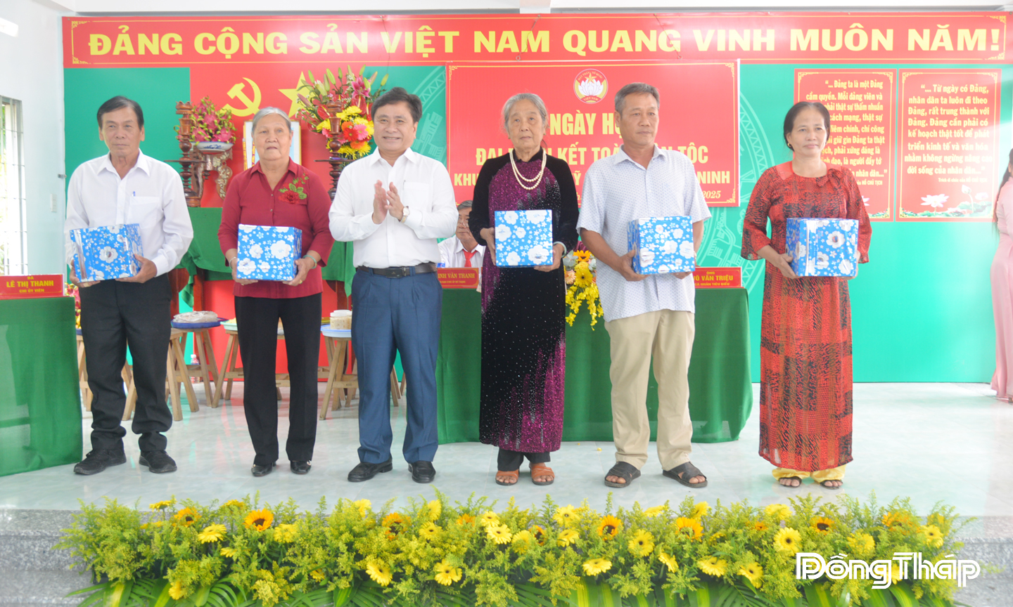 Đồng chí Trần Văn Dũng, Ủy viên Ban Thường vụ Tỉnh ủy, Phó Chủ tịch Thường trực Ủy ban nhân dân tỉnh đến dự, chung vui Ngày hội với người dân ấp Mỹ Thạnh, xã Bình Ninh và tặng quà cho các hộ dân tiêu biểu.