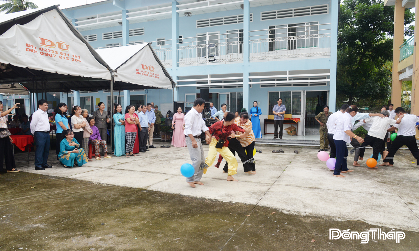 12 Tổ nhân dân tự quản trong ấp Mỹ Thạnh, xã Bình Ninh hào hứng tham gia phần hội với nhiều trò chơi dân gian.