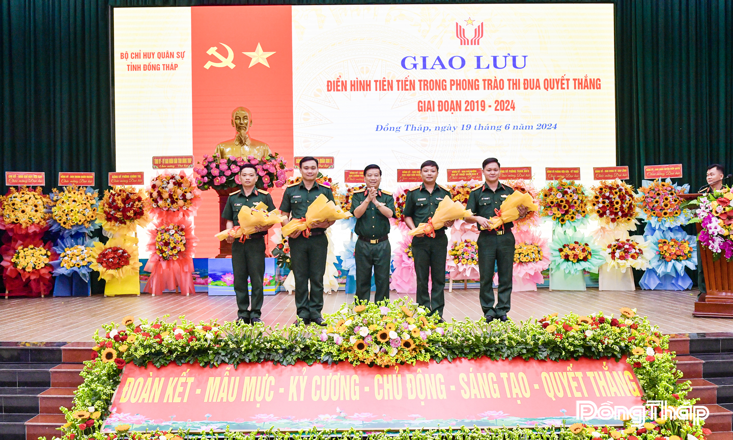 Đại úy Trần Nhựt Trường (thứ 2 từ phải sang) được tuyên dương, khen thưởng trong Phong trào Thi đua Quyết thắng giai đoạn 2019 - 2024.