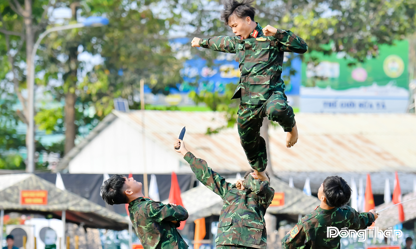 Tuổi trẻ Lực lượng vũ trang tỉnh biểu diễn võ thuật trong Lễ ra quân huấn luyện năm 2025.