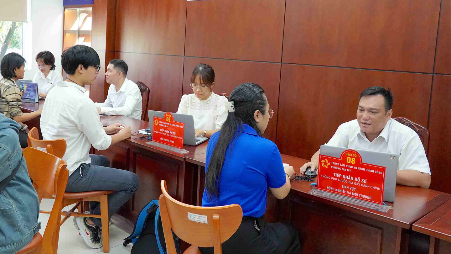 Trung tâm Phục vụ hành chính công phường Tân Mỹ (TPHCM) hướng dẫn, hỗ trợ người dân. Ảnh: THU HƯỜNG