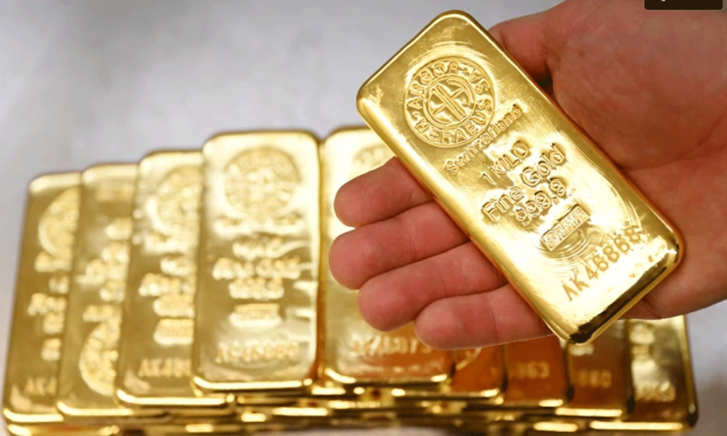 Các thỏi kim loại quý được xếp chồng lên nhau trong phòng két sắt của nhà vàng Pro Aurum ở Munich, Đức.