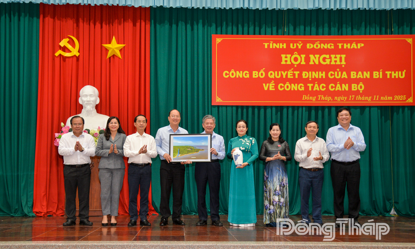 Tỉnh ủy Cà Mau tặng quà lưu niệm Tỉnh ủy Đồng Tháp.