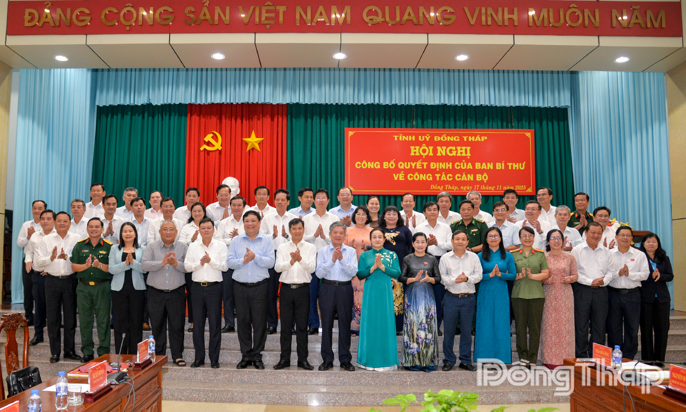 Ban Chấp hành Đảng bộ tỉnh đồng Tháp cùng đại biểu chụp ảnh lưu niệm với tân Phó Bí thư Tỉnh ủy Đồng Tháp Phạm Thành Ngại.