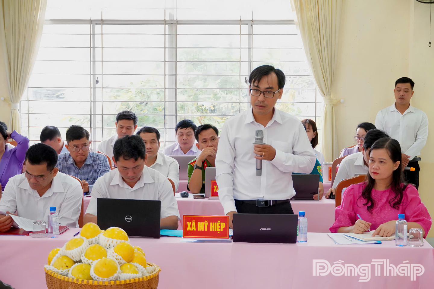 Lãnh đạo xã Mỹ Hiệp báo cáo tại buổi làm việc.