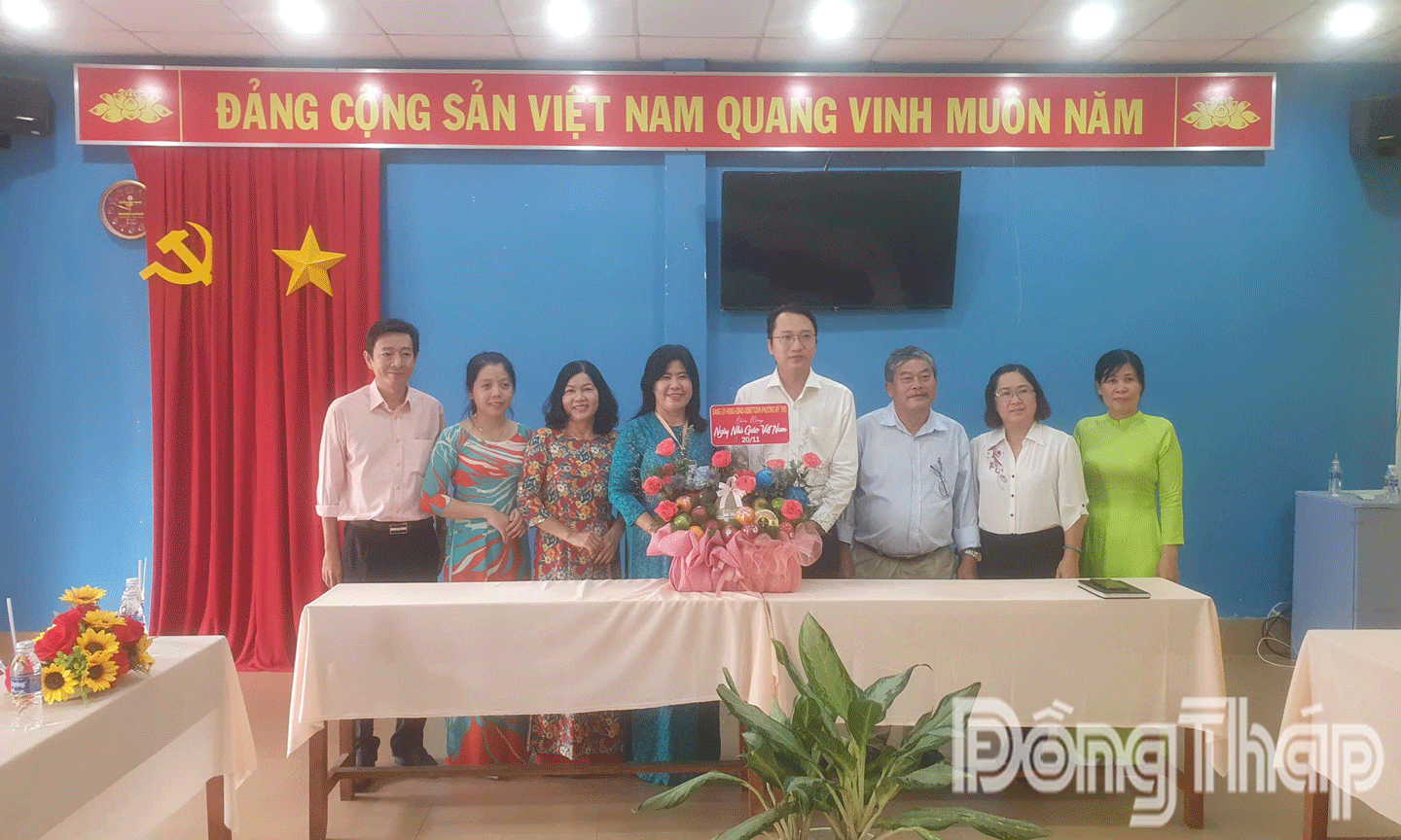 Phó Bí thư Thường trực Đảng ủy phường Mỹ Tho Đặng Hữu Lộc đã đến thăm và chúc mừng Trung tâm Giáo dục Thường xuyên tỉnh Đồng Tháp nhân kỷ niệm 43 năm Ngày Nhà giáo Việt Nam