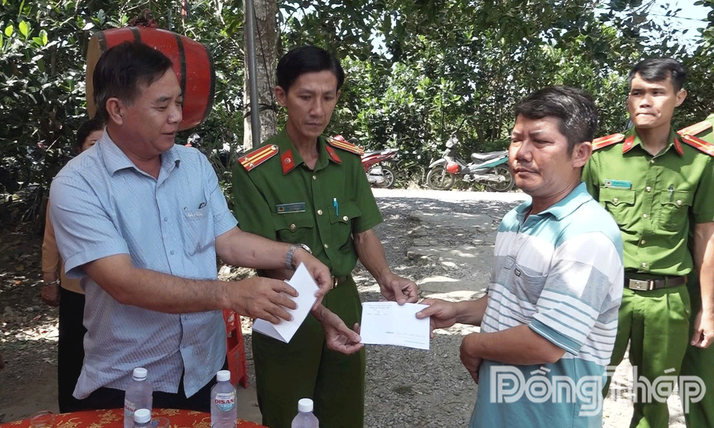 Chủ tịch UBND xã Hậu Mỹ, tỉnh Đồng Tháp Phạm Hùng Thái đến thăm hỏi và động viên gia đình anh Lê Minh Kha