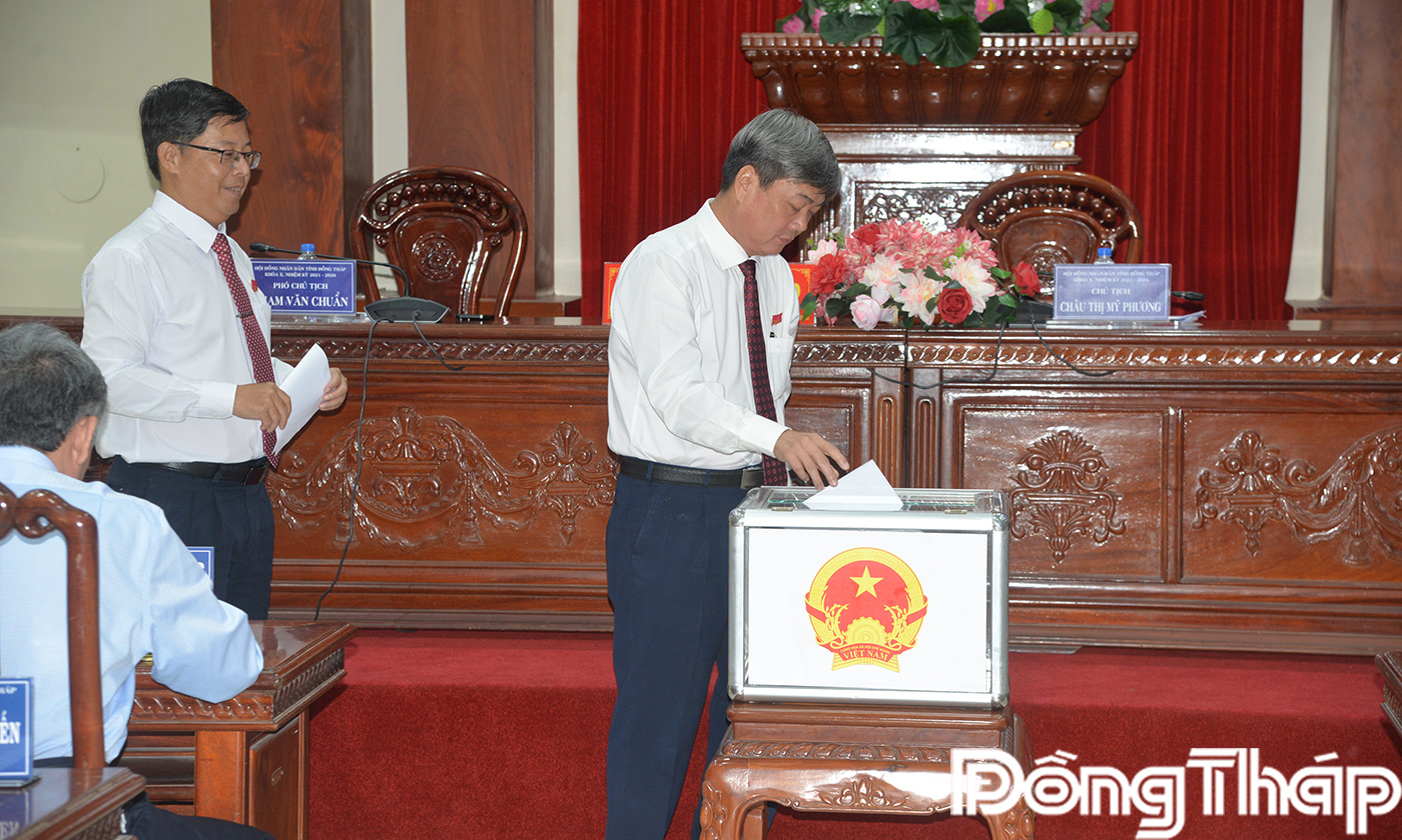 Đại biểu bỏ phiếu bầu chức danh Chủ tịch UBND tỉnh.