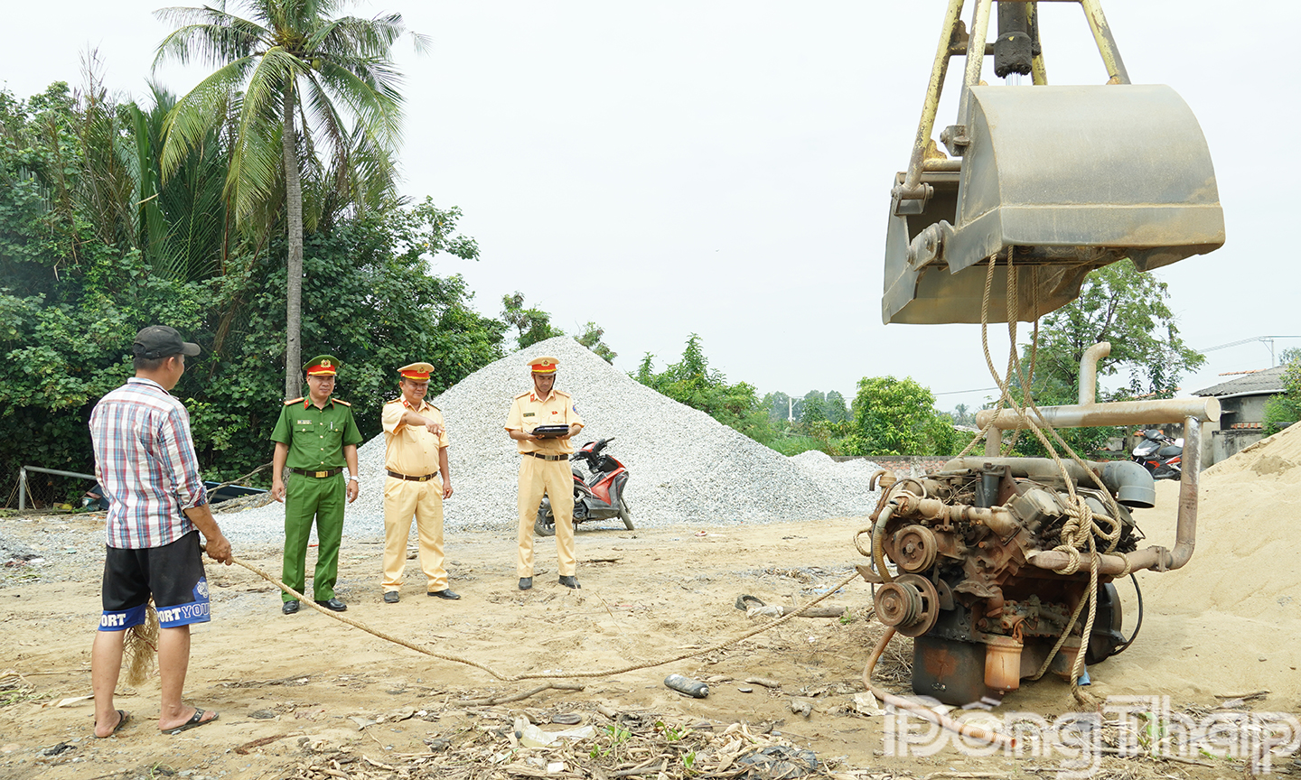 Một số hình ảnh Phòng Cảnh sát giao thông Công an tỉnh phối hợp Công an xã Tân Phú Đông yêu cầu tháo dỡ các thiết bị bơm, hút cát sỏi gắn trên phương tiện thủy.