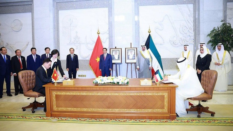 Hai Thủ tướng cùng chứng kiến lễ ký kết Nghị định thư sửa đổi Hiệp định miễn thị thực cho hộ chiếu ngoại giao và hộ chiếu công vụ với Kuwait và Bản ghi nhớ hợp tác giữa Học viện Ngoại giao, Bộ Ngoại giao Việt Nam và Viện Ngoại giao Saud Al-Nasser Al-Sabah Kuwaiti, Bộ Ngoại giao Kuwait. (Ảnh: Nhật Bắc/VGP)