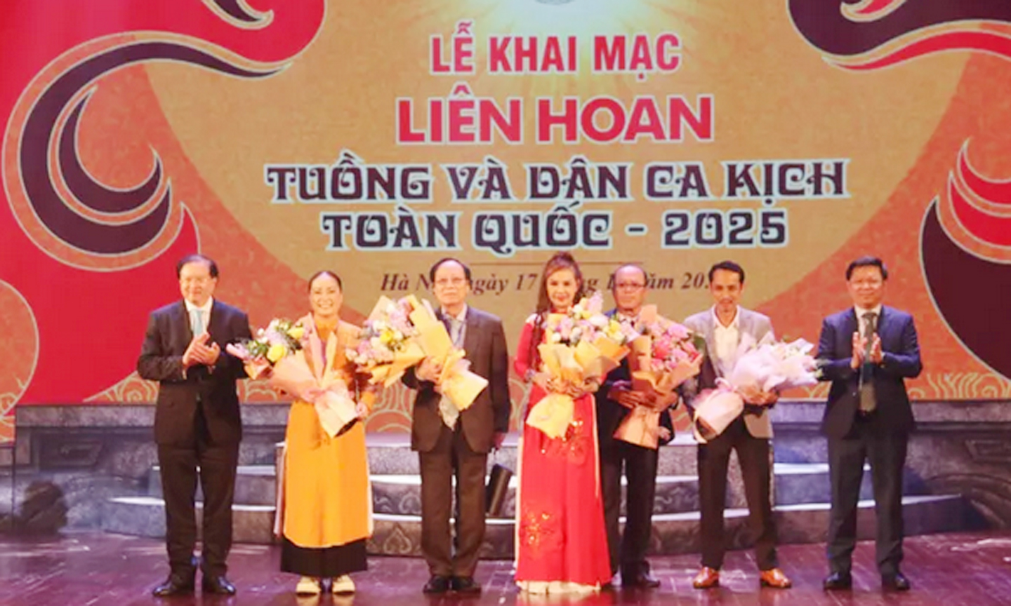 Ban giám khảo của Liên hoan Tuồng và Dân ca kịch toàn quốc 2025. 