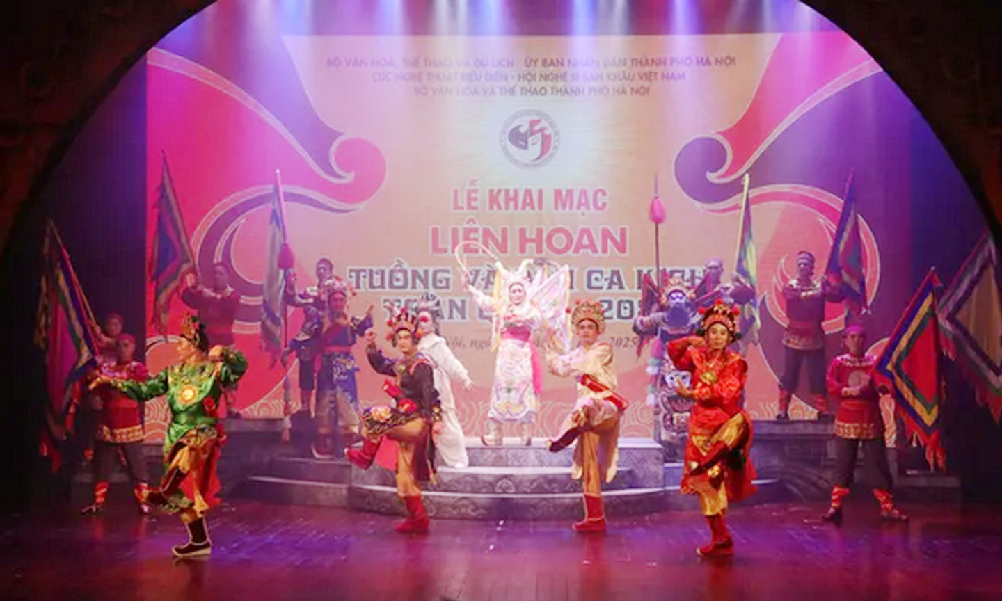 Biểu diễn khai mạc liên hoan. 