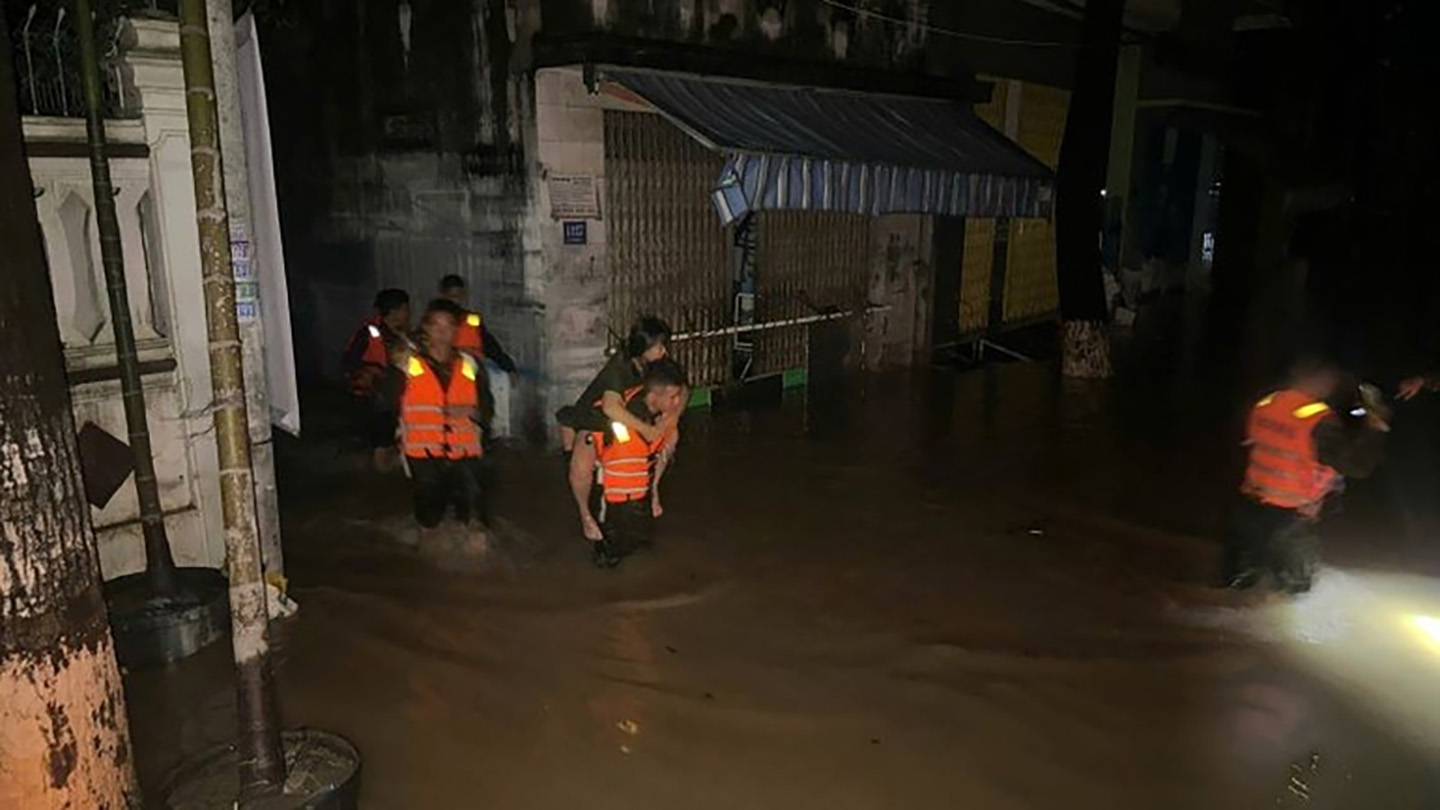 Lực lượng chức năng đi từng nhà để tìm người vẫn đang bị mắc kẹt trong đêm.