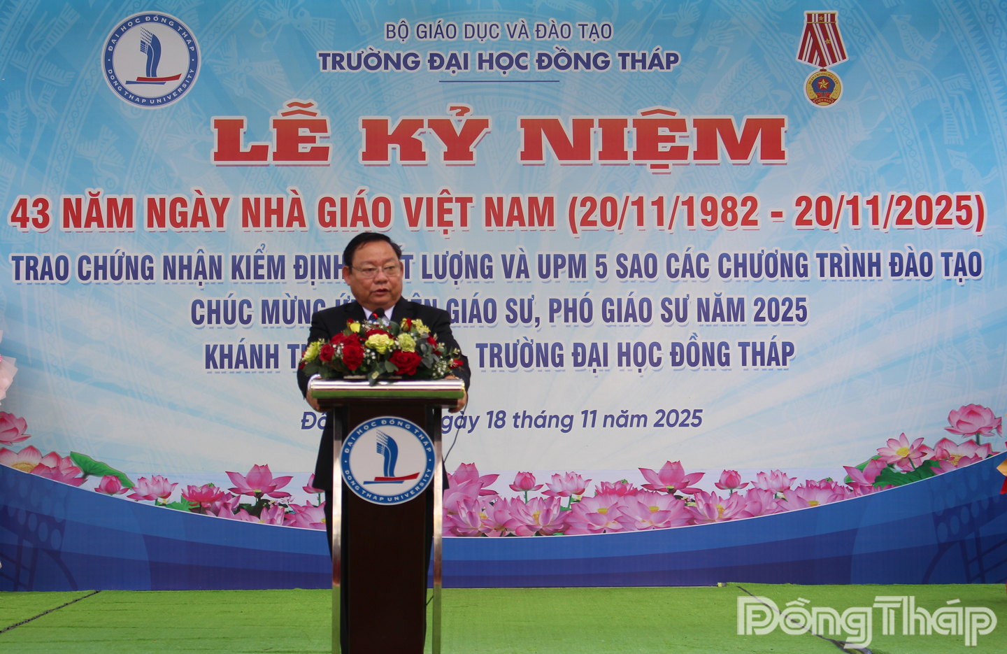 Phó Giáo sư - Tiến sĩ Hồ Văn Thống, Hiệu trưởng Trường Đại học Đồng Tháp phát biểu chào mừng kỷ niệm 43 năm Ngày Nhà giáo Việt Nam.
