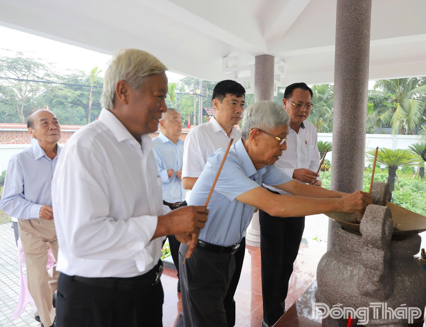 Đại biểu dâng hương tại Nhà bia ghi danh các Anh hùng liệt sĩ.