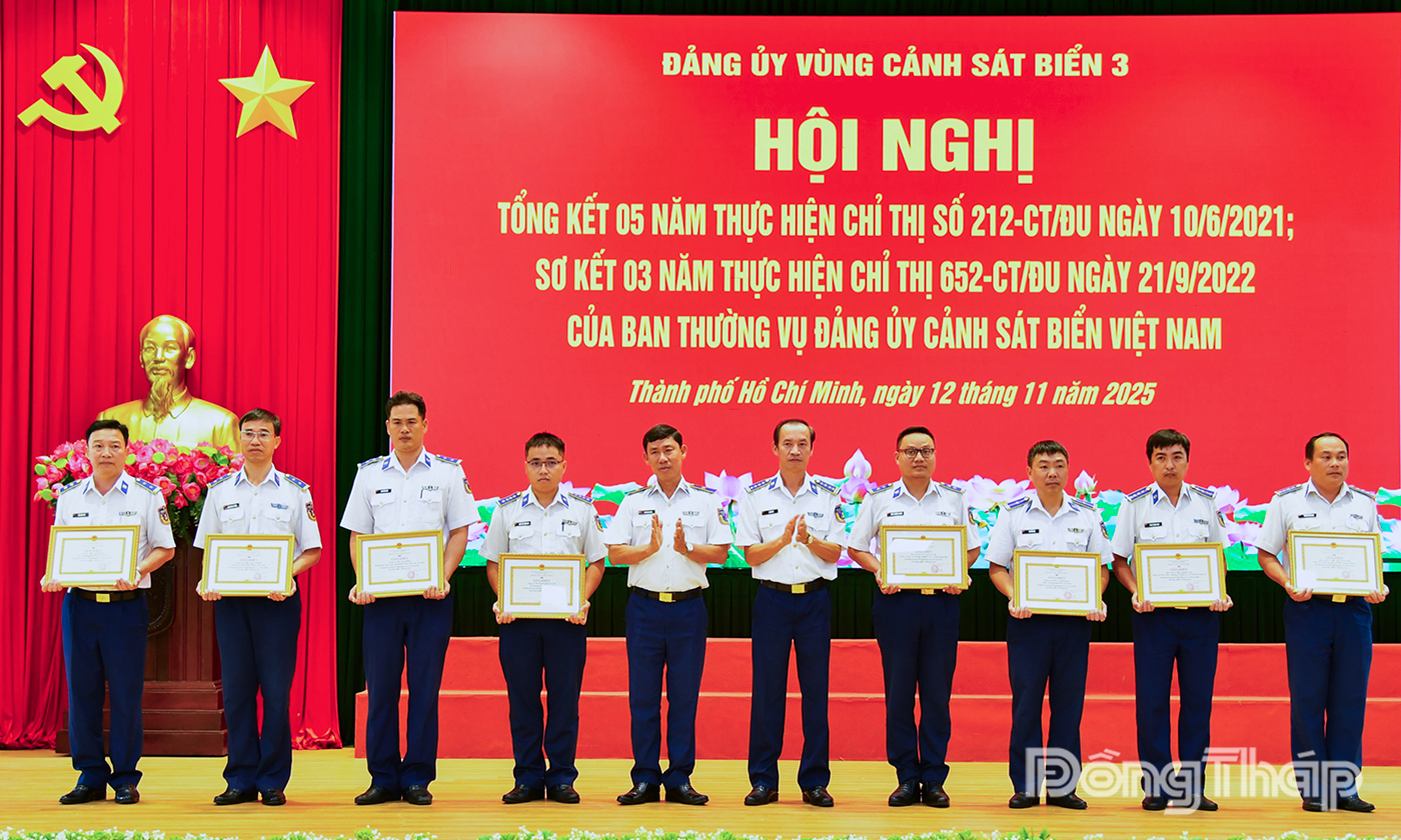 Thủ trưởng Bộ Tư lệnh Vùng Cảnh sát biển 3 trao thưởng cho các đồng chí có thành tích xuất sắc trong thục hiện chỉ thị 212 và 652