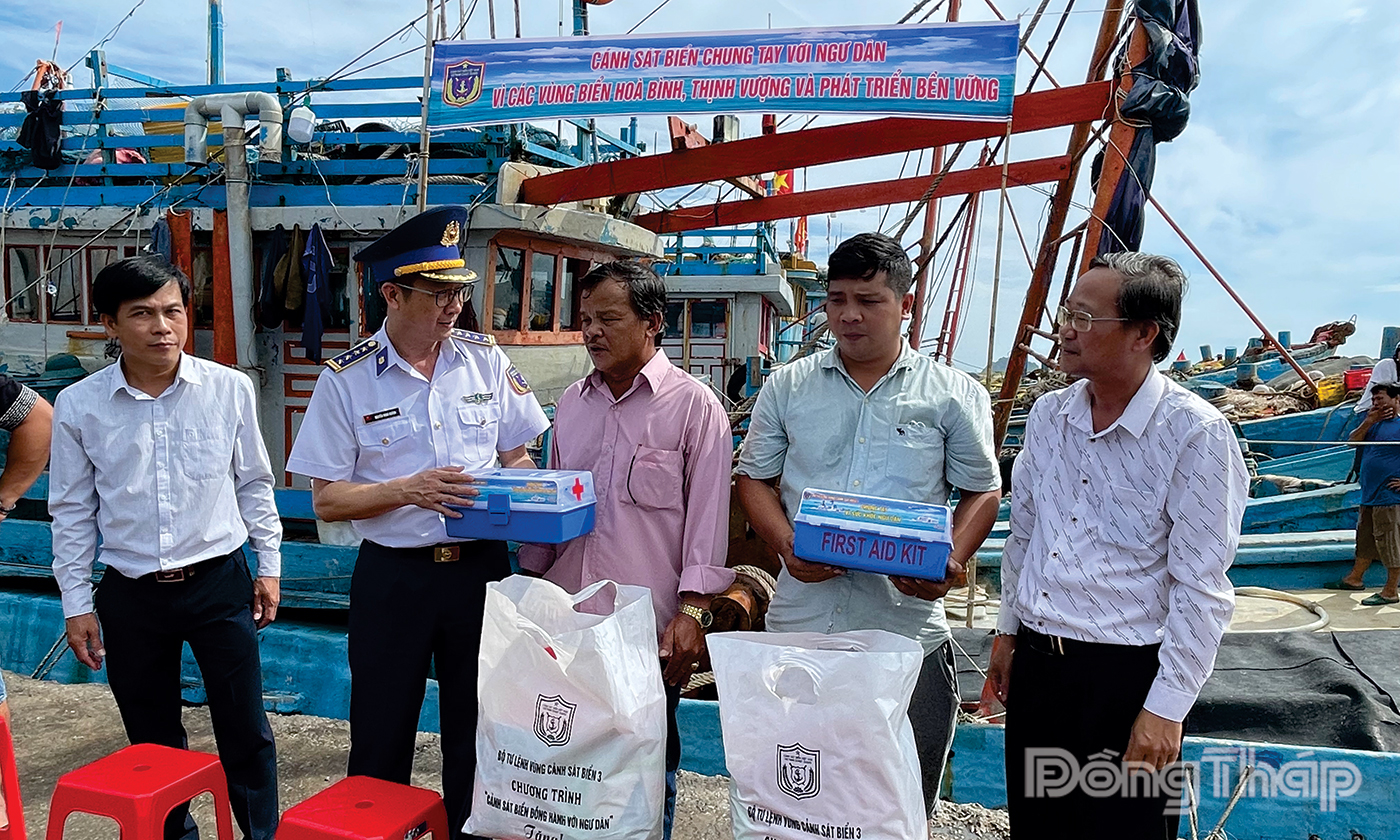 Thủ trưởng Bộ Tư lệnh Vùng Cảnh sát biển 3 tặng tủ thuốc và tuyên truyền cho ngư dân.